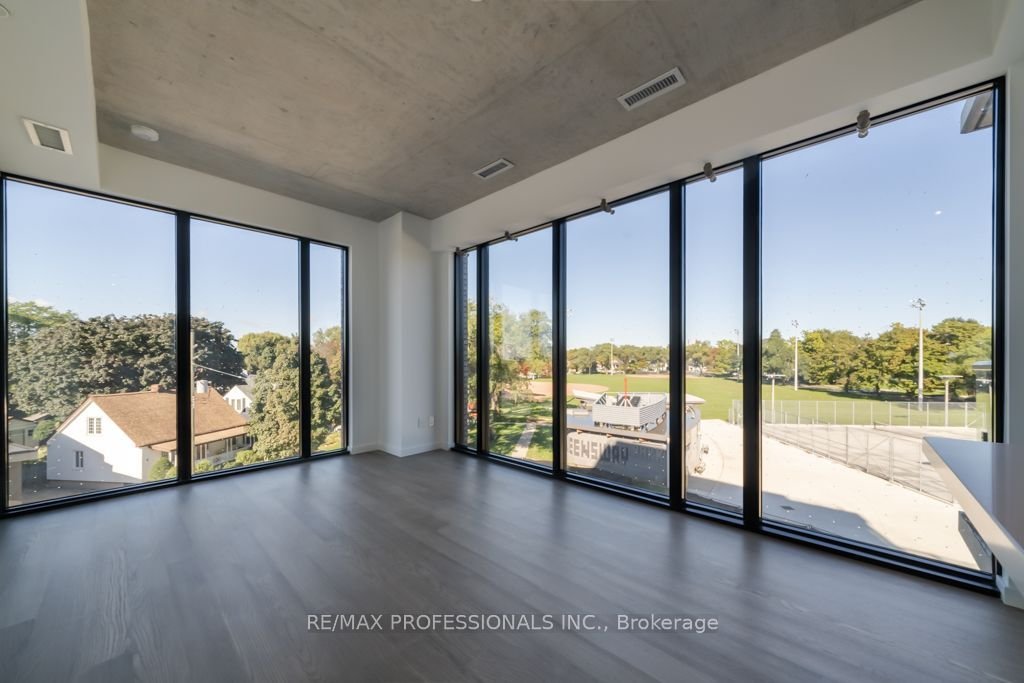 7 Smith Cres | Leased 